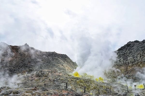 硫黄山から噴出する硫黄の煙