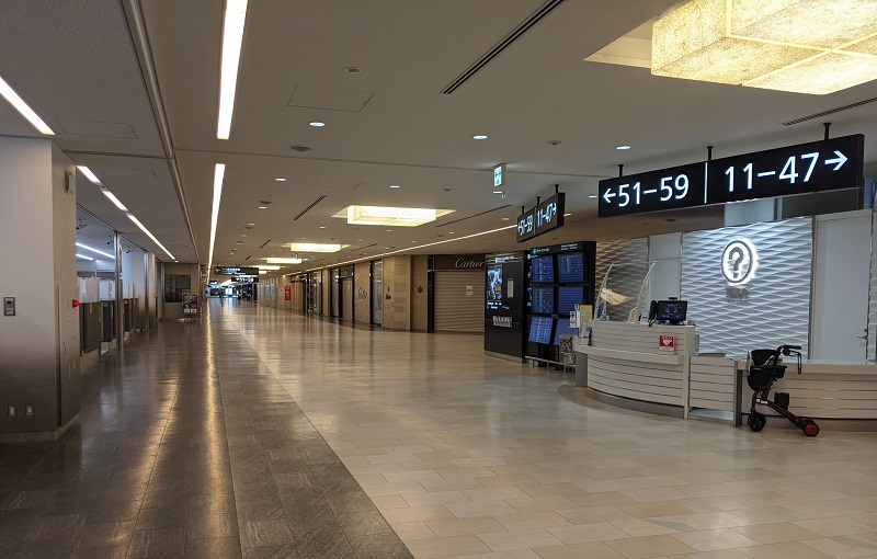 成田空港:出国手続き後のエリアはほとんどのショップがクローズ