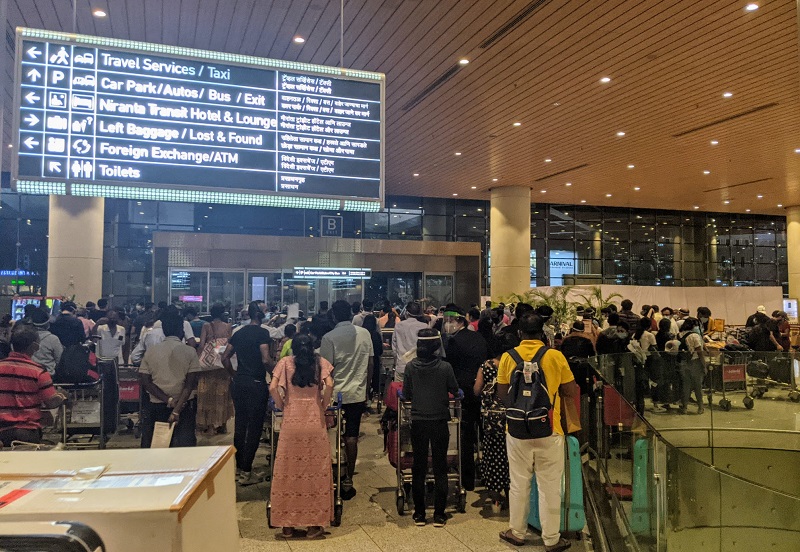 ムンバイ空港:PCR検査陰性証明書の掲示1