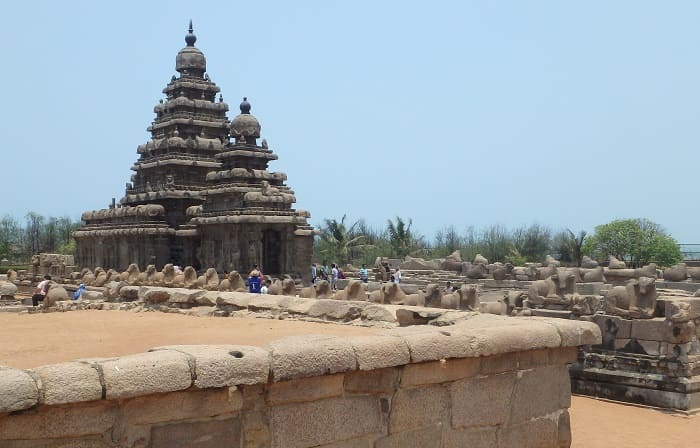 海岸寺院を取り囲むナンディー