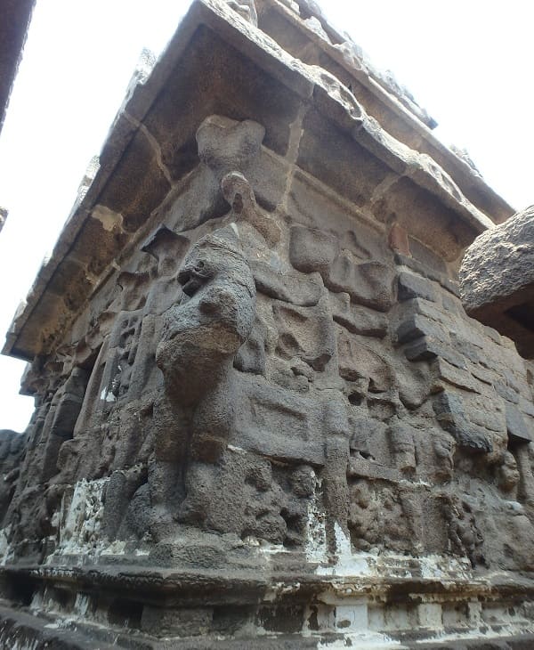 潮風によって浸食される寺院側面の装飾