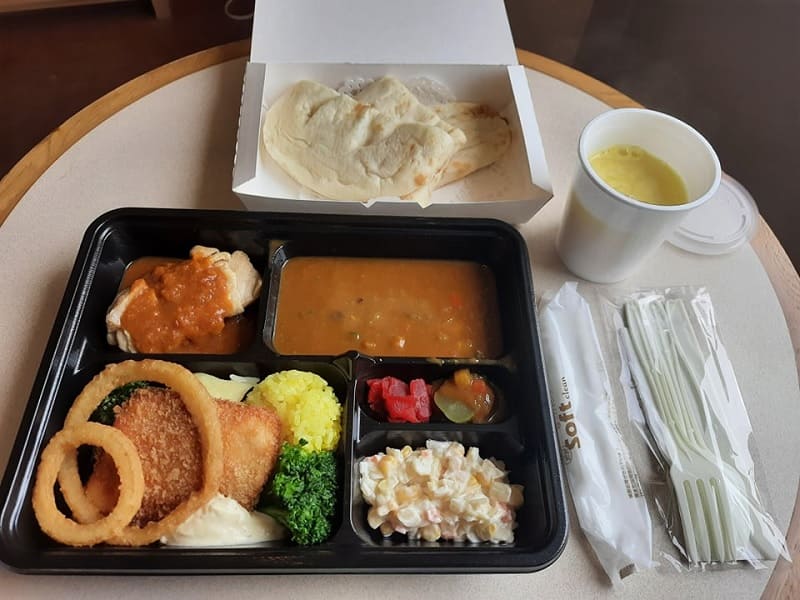 普通の弁当の例（ナン＆カレー）