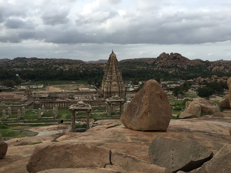 ヴィルパークシャー寺院と奇岩