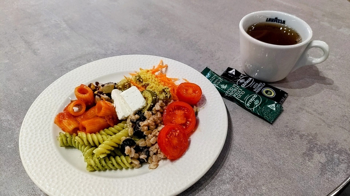 右奥のカウンターでちょっとした食事が提供されている