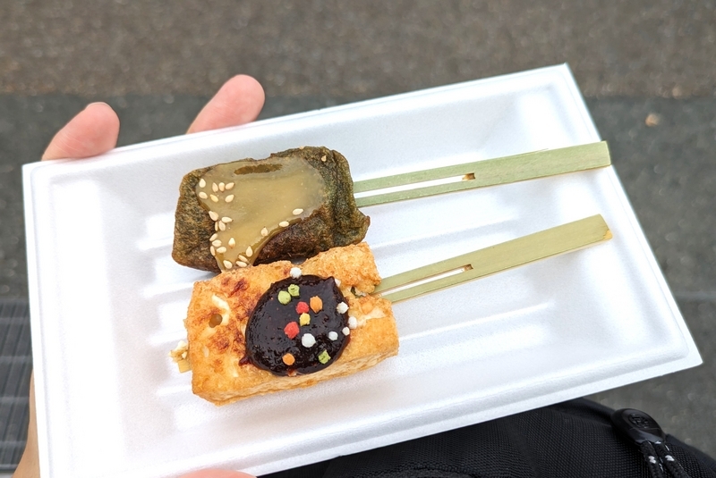 手前：豆腐田楽（甘辛味噌）と奥：よもぎ生麩（酢味噌）