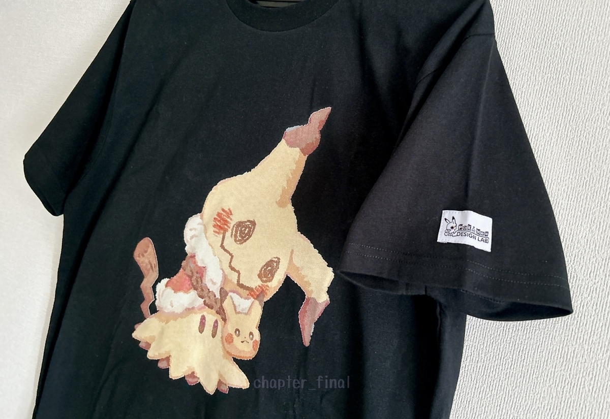 ミミッキュ: ポケモンデザインラボのTシャツ Pokémon Heartwarming