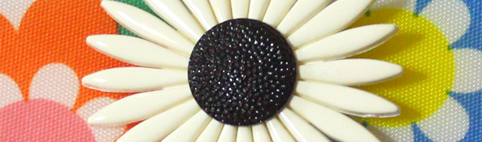 骨董市で見つけた可愛いお花のボタン Miagolare