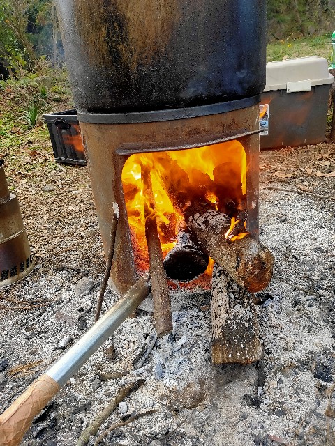 ホンマ製作所のレジャーかまどに空気を送り込んで火力アップ - 私立