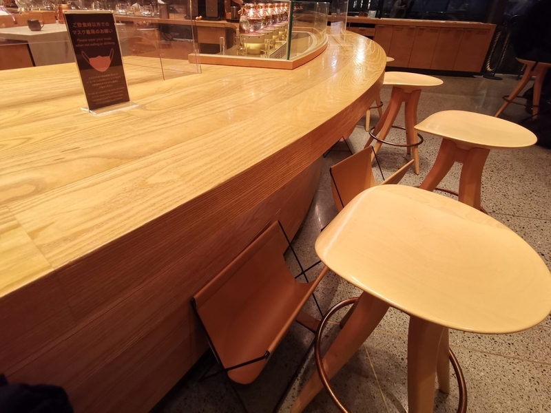 スターバックスリザーブロースタリー東京のカウンター席の写真。この席は店員が目の前にいる。