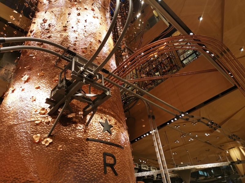 スターバックスリザーブロースタリー東京。店内中央を貫く焙煎機