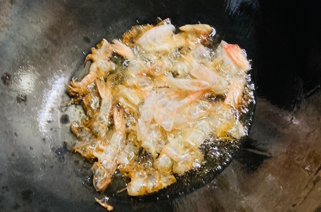 エビ油の簡単な作り方 おうち中華も格段にレベルアップ間違いなし 赤ちゃんのような油に殻の香りを移して極上料理を作る ポリフェノールの雑記ブログ