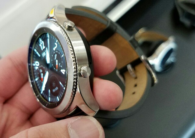f:id:chehonz5:20161202162234j:plain 「Gear S3」実機フォトレビュー!国内未発売サムスン新型スマートウォッチ、高級感あるデザインが特徴!