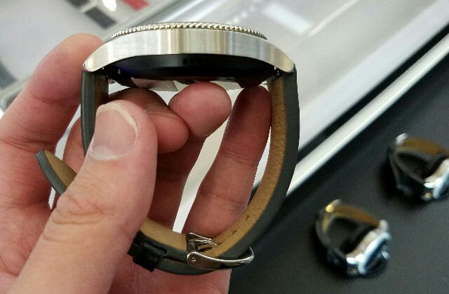 f:id:chehonz5:20161202162238j:plain 「Gear S3」実機フォトレビュー!国内未発売サムスン新型スマートウォッチ、高級感あるデザインが特徴!