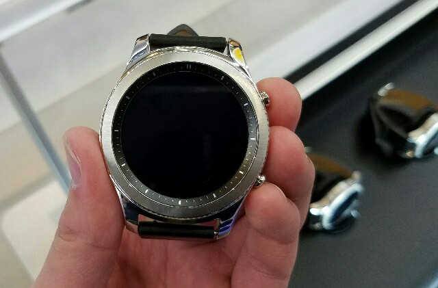 f:id:chehonz5:20161202162243j:plain 「Gear S3」実機フォトレビュー!国内未発売サムスン新型スマートウォッチ、高級感あるデザインが特徴!