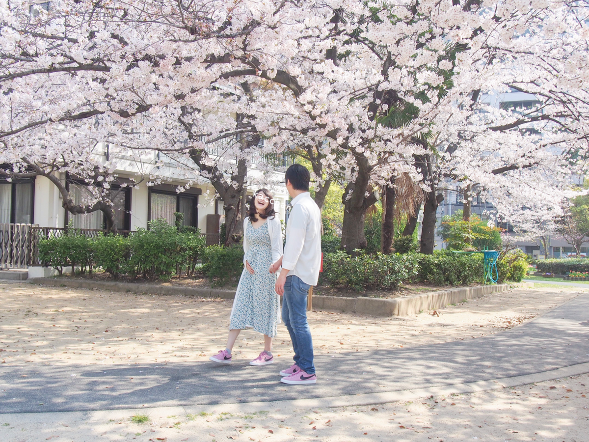 妊娠 夫婦でマタニティフォトの屋外セルフ撮影 桜満開の公園にて かっちゃんのライフイベント備忘録