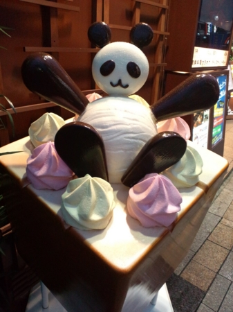 上野パセラのパンダ。　手足はデメルの猫舌チョコかな？
