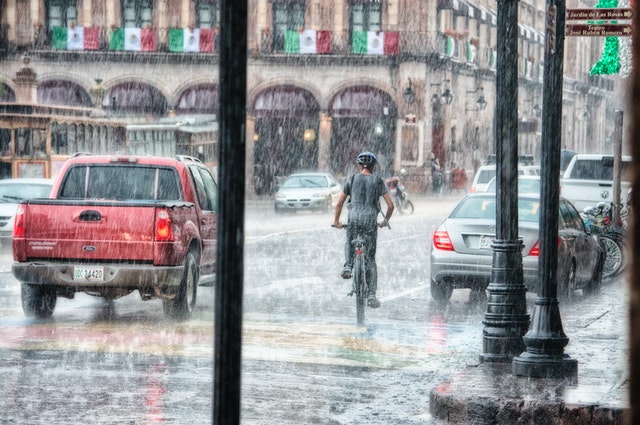 雨の日　UberEats　副業　稼げる