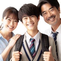 中学生がリビング学習で成績が上がって家族と喜んでいる画像2