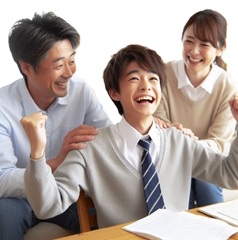 中学生がリビング学習で成績が上がって家族と喜んでいる画像4
