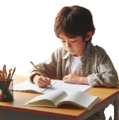 小学生がリビング学習をしている画像3