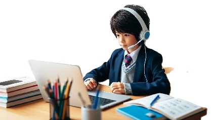 小学生がオンラインを使ってリビング学習をしている画像
