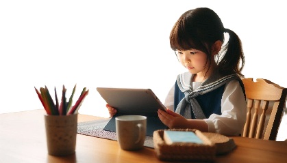 小学生がリビング学習をしている画像24