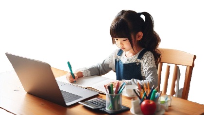 勉強が嫌いで苦手だった小学生がリビング学習をしている画像C