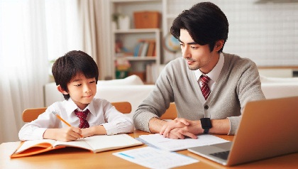 小学生が家庭教師に勉強を教えてもらっている画像1