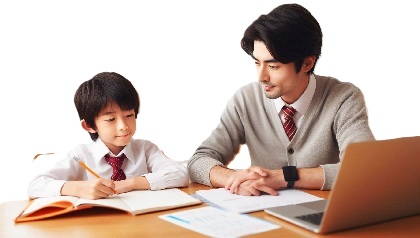 小学生が家庭教師に勉強を教えてもらっている画像4