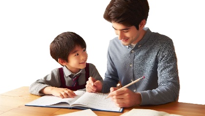 小学生が家庭教師に勉強を教えてもらっている画像5