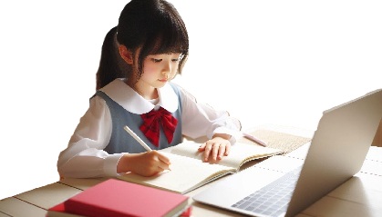 小学生がリビングで勉強している写真9