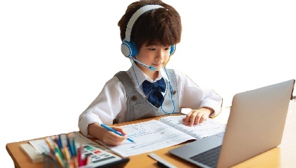 小学生がリビングで勉強している写真18