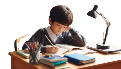 人見知りの小学生がリビング学習をしている写真4