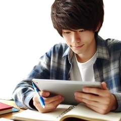 タイパ・コスパ重視で大学受験の勉強をしている高校生の写真1