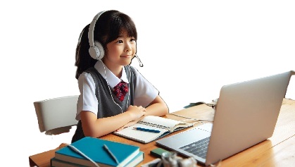 小学生が集中できるレイアウトのリビングで学習している写真2
