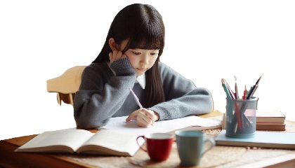 小学生が集中できるレイアウトのリビングで学習している写真4