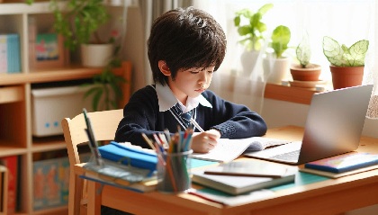 宿題をしなかった小学生がリビング学習で勉強をしている写真3