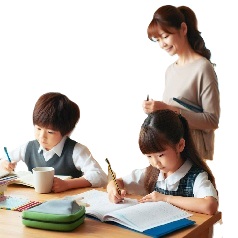 兄妹がスマイルゼミで勉強している画像
