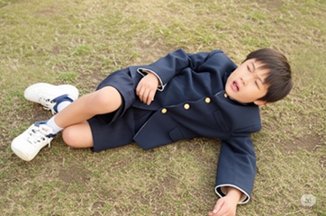 小学生の１２歳の男の子がいじめられて泣いている画像