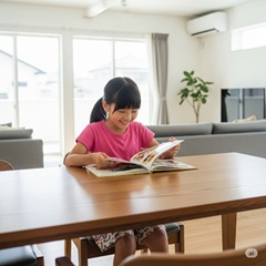 7歳の女の子が本を読んでいる画像