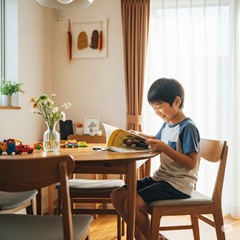 小学生の男の子が本を読んでいる画像
