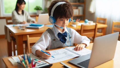 小学6年生がリビング学習をしている画像
