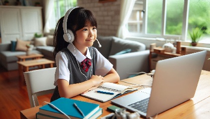 女子小学生がリビング学習をしている画像