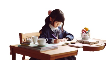 マンションのリビングで女子小学生がリビング学習をしている画像