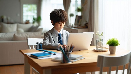 マンションのリビングで小学4年生がリビング学習をしている画像