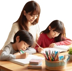 兄弟でリビング学習をしている画像