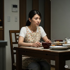 疲れて悩んで落ち込んでいる３５歳の専業主婦の画像