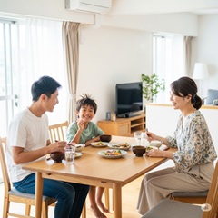 親子３人で楽しそうに食事をしている画像