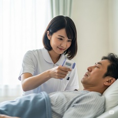 30代の看護師が患者の体温測定をしている画像