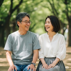 50代の男女がカフェで和やかに談笑している様子